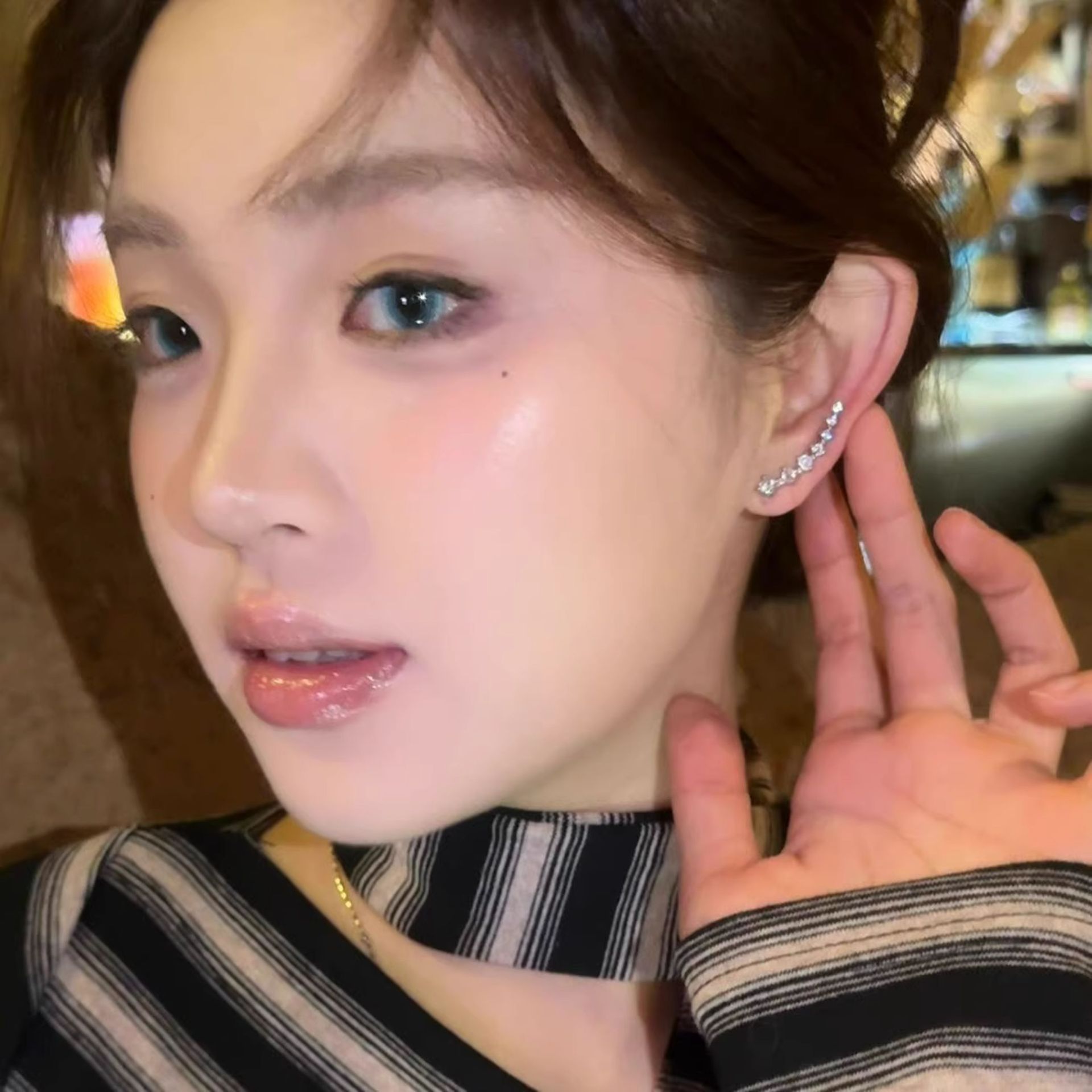 Sparkling diamond elegant arc-shaped row diamond earrings for women, new elegant and light luxury stud earrings, niche design sense, high-end feel, trendy earrings Specification drawing