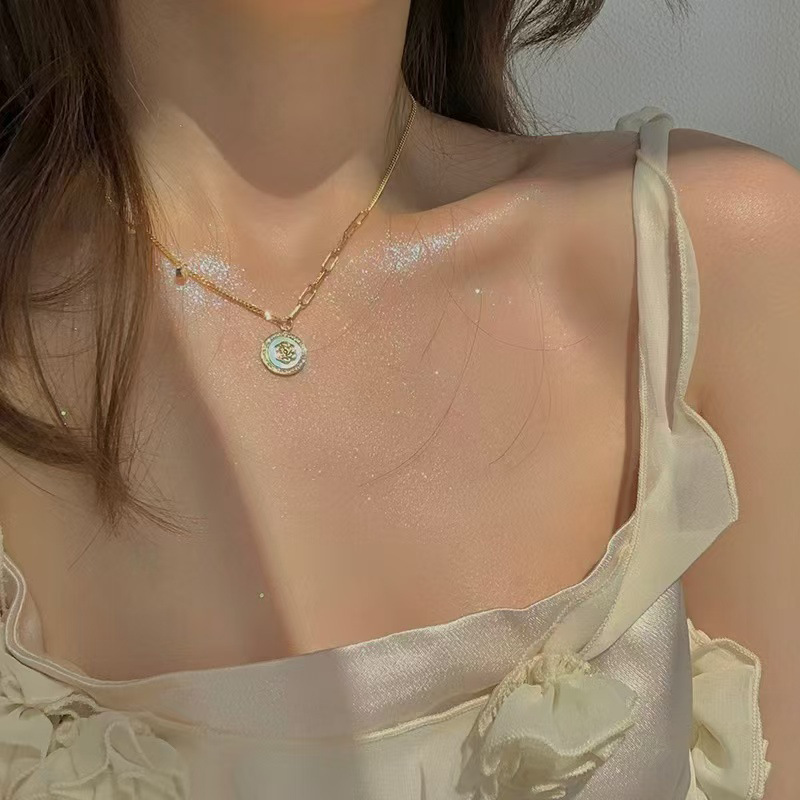 High-end mother-of-pearl camellia necklace for women's autumn and winter, a light luxury and niche ins design round sweater chain, directly approved by the manufacturer Specification drawing