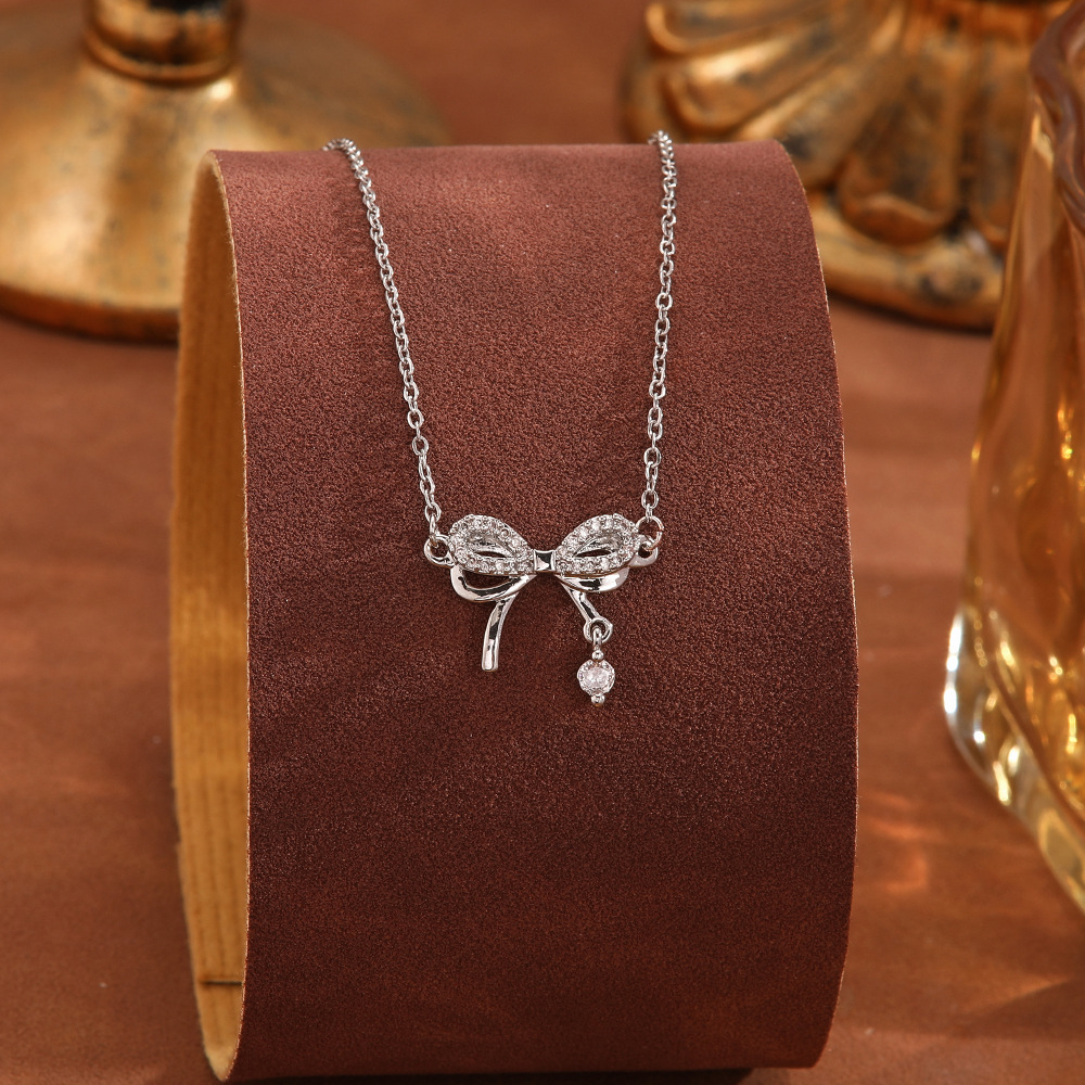 This simple and light luxury titanium steel necklace does not fade. It features a niche design with a high-end feel. The heart-shaped geometric pendant is a stylish collarbone chain details Picture