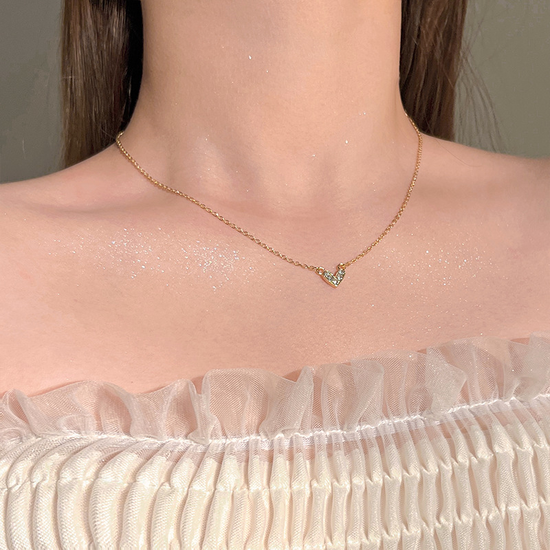 Sparkling diamond heart-shaped collarbone chain, Korean style, simple and niche zircon heart irregular versatile necklace for women Application Scenario