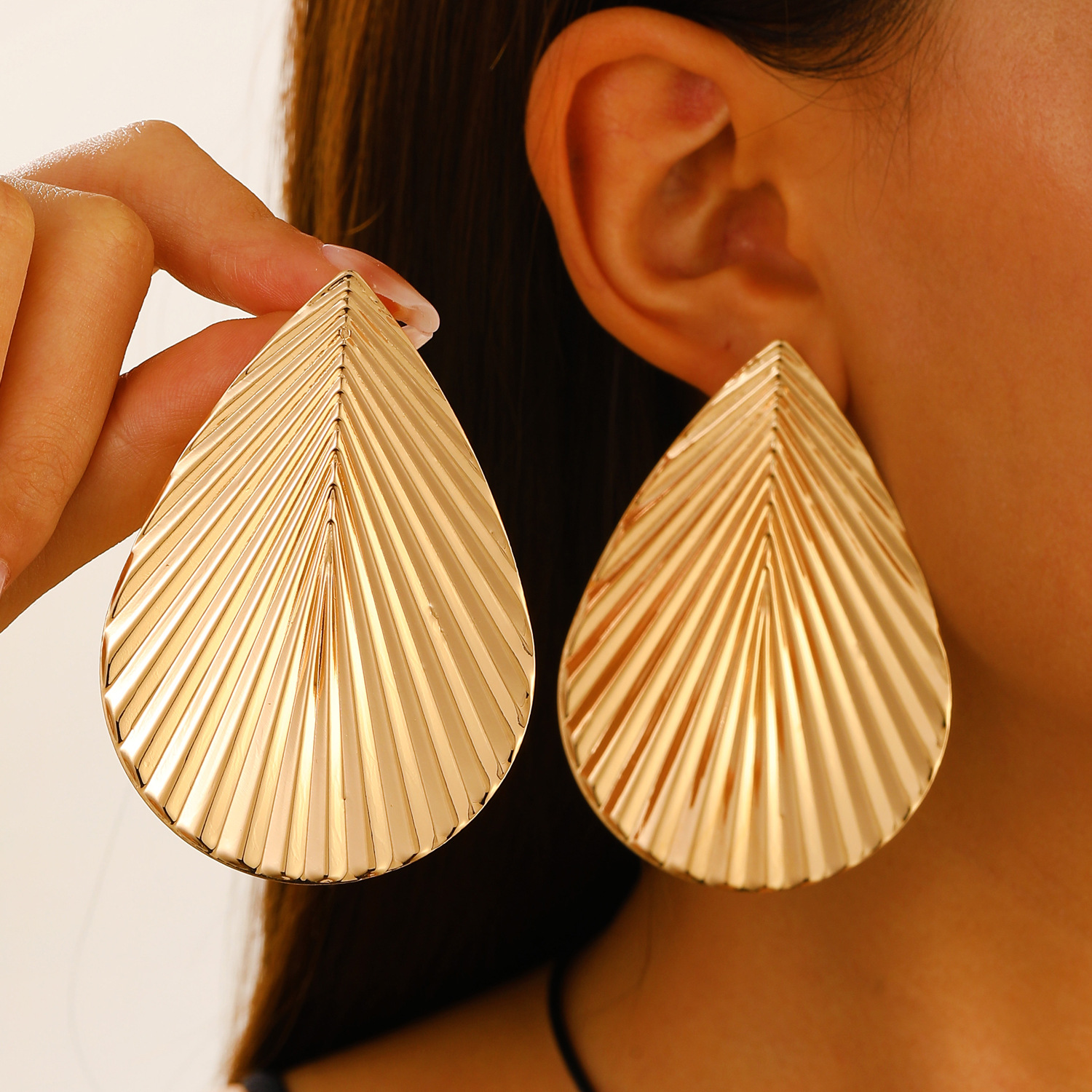 European and American exaggerated banana leaf teardrop earrings necklace set, women's creative and personalized jewelry set of three pieces full figure