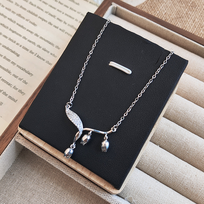 The new gold electroplated lily of the valley necklace is a fashionable and light luxury accessory for women. It is the same high-end style as the popular collarbone chain Application Scenario