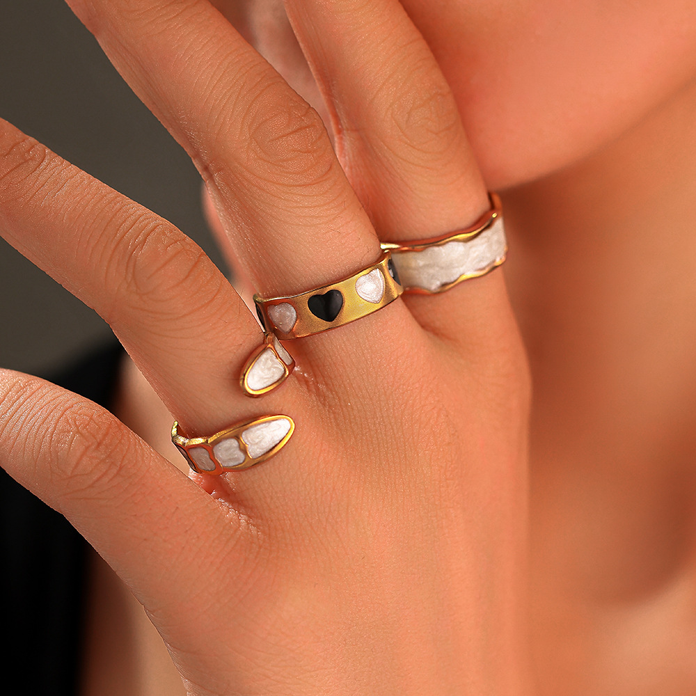 European and American fashionable and versatile stainless steel heart-shaped rings for women, 18k butterfly hollow opening rings, oil-pressed jewelry wholesale Application Scenario