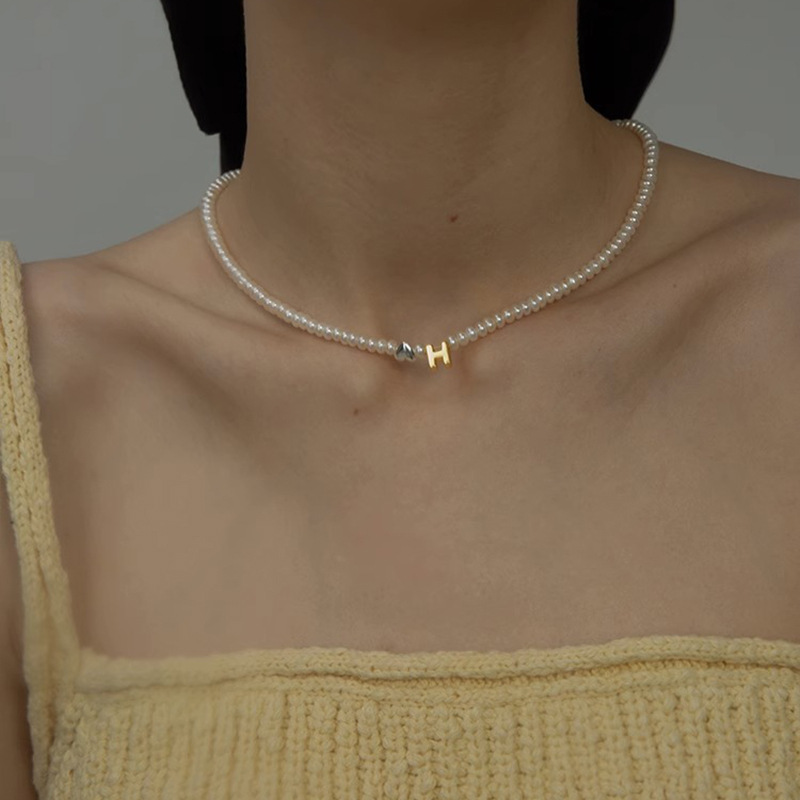 Wholesale of 2023 new style simple H necklace, high-quality pearl gold and silver color-matched H letter pendant, small heart necklace full figure