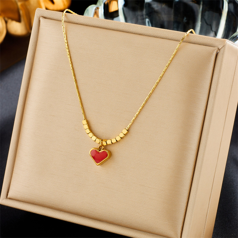 This is a fashionable, niche and unique design with a simple and high-end feel. It features a metal oil-dripping heart-cut square beaded chain necklace full figure