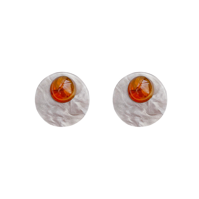 Retro Hong Kong-style resin-dyed brown stud earrings, women's personality, Maillard style earrings, high-end autumn and winter earrings Item Picture
