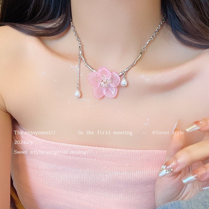 Sweet pink flower pendant necklace for women, 2025 new style, versatile, elegant and high-end, the same neckchain accessory as the Internet celebrity details Picture