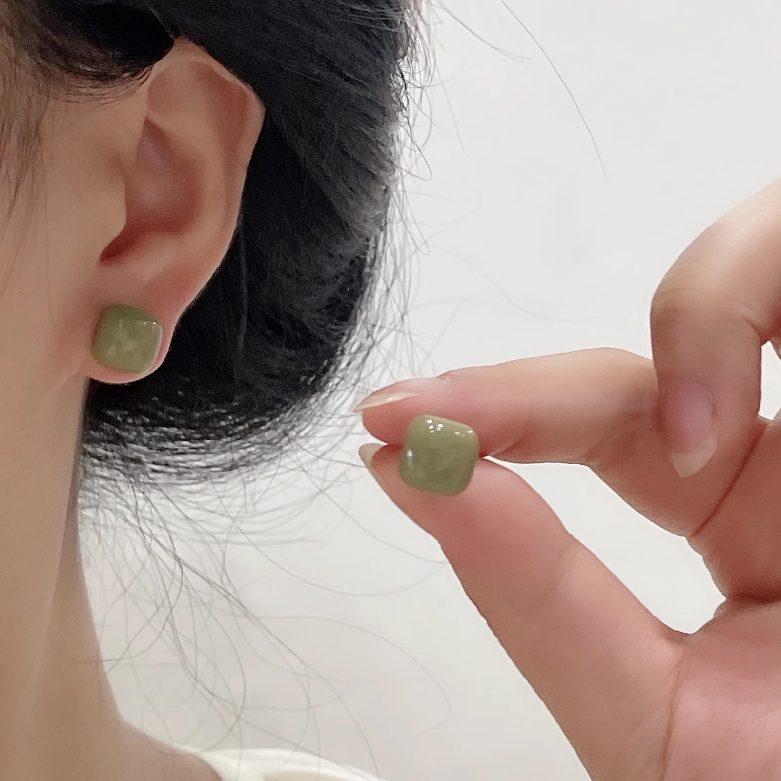 Xiaofangtang simple stud earrings, a niche design, retro ins earrings, a new 2025 style of small, versatile and elegant earrings Specification drawing