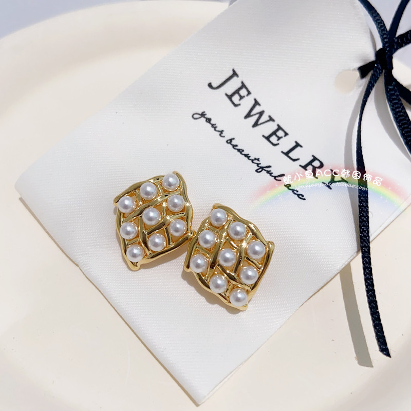 Irregular pearl stud earrings for women, a light luxury, niche and high-end look. New summer 2025 style, a trendy and stylish earpiece details Picture