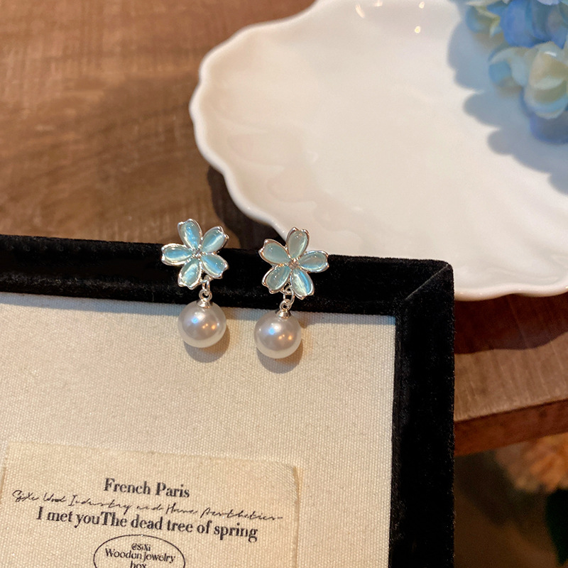 Blue cat's eye stone flower earrings, pearl stud earrings for women, 2024 new style, versatile and dynamic tassel earrings, popular earrings Application Scenario