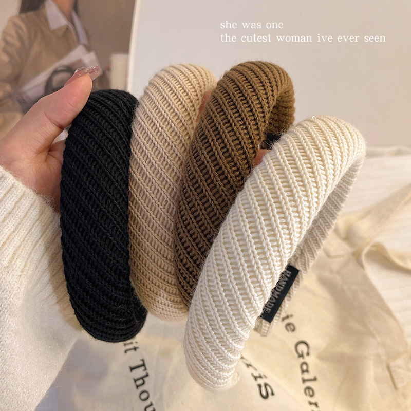 In the autumn and winter of 2022, the wide-brimmed high-top knitted hairband, a new high-end style for women, is a must-have. It can help you look stylish and go out Application Scenario