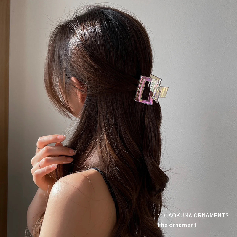 Iridic transparent mermaid girl claw clip, super ethereal style claw clip, large shark clip, hair clip, female head clip headwear Application Scenario