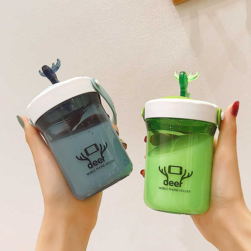 The cute little deer plastic cup is small, portable and simple. It is a direct drinking water cup that can be used hand in hand to prevent dropping. It is a student cup at hand Specification drawing