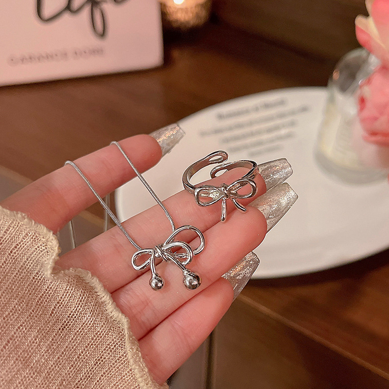 Bow snake bone chain pendant necklace, a cold and elegant female style, versatile and high-end, niche and light luxury collarbone chain necklace accessory full figure