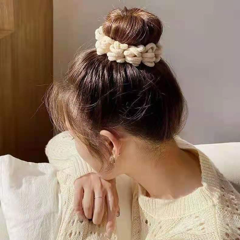 Japanese and Korean autumn and winter plush large intestine hair band, women's pleated hair, hair tie, bear stick, mop, rubber band, ponytail, bun hairstyle Specification drawing