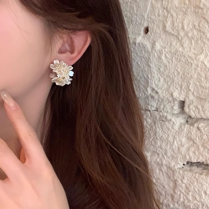 French super ethereal jasmine flower earrings, a trendy and niche design for women, high-end stud earrings, fashionable, simple and cold style earrings Specification drawing