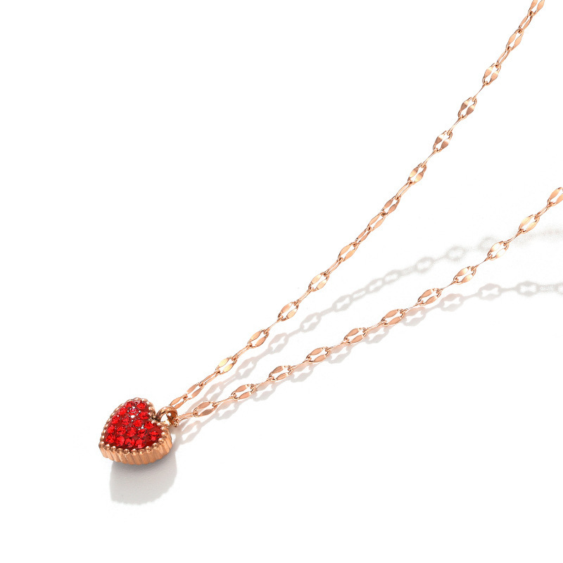 The small red heart titanium steel necklace for women does not fade. It is a black and red double-sided full diamond heart-shaped pendant. It is a popular heart-shaped necklace with a unique personality details Picture