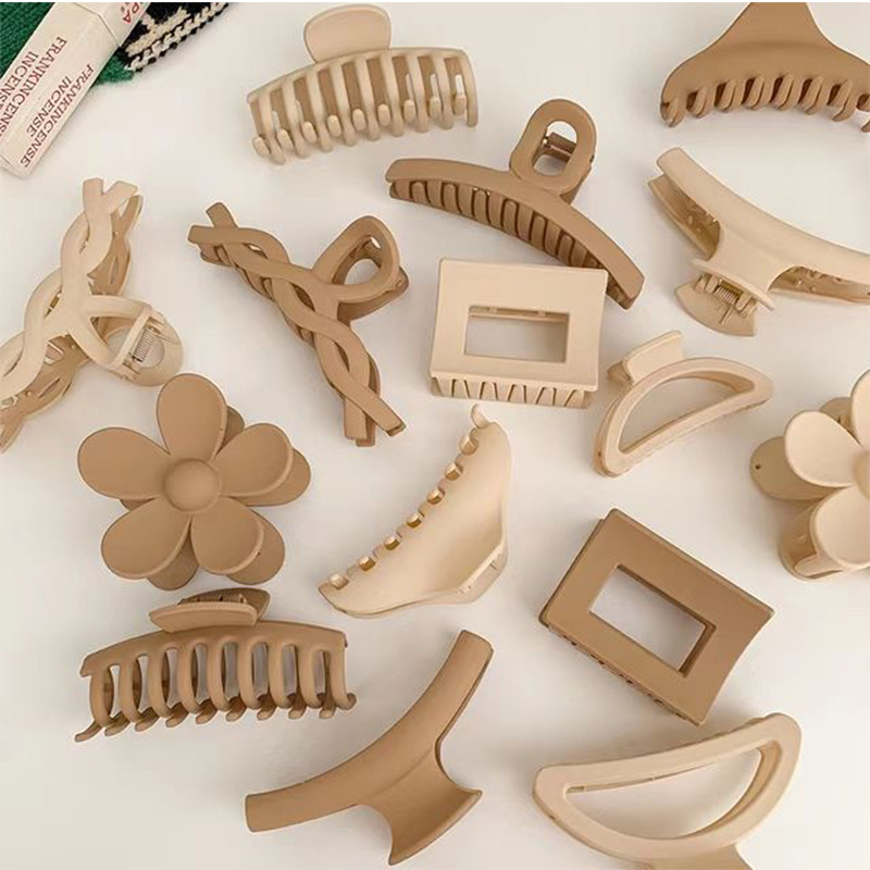 French retro milk coffee color hair clips, large shark hair clips at the back of the head, simple and elegant headwear, hair grabber full figure
