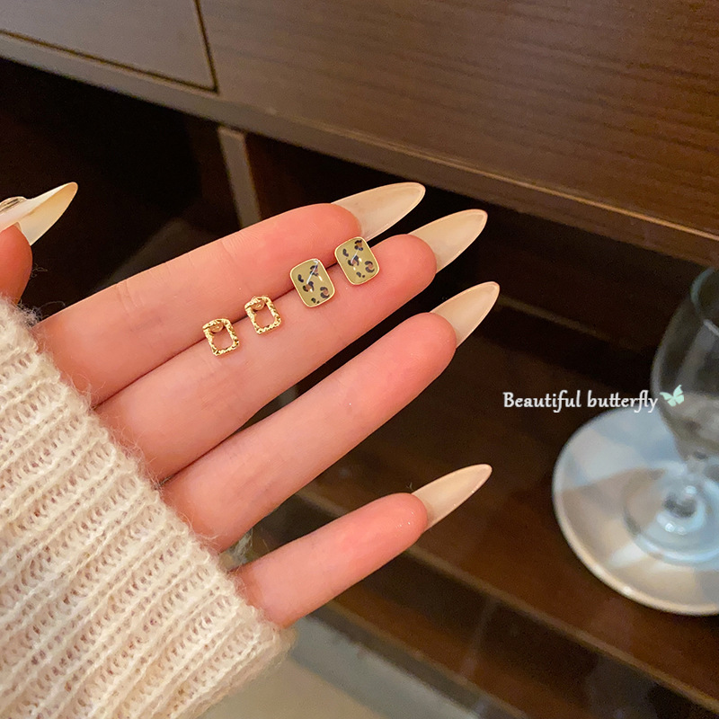 Leopard print geometric stud earrings for women, a versatile golden hollowed-out square set of earrings, a new trendy and elegant ear accessory from 2025 Specification drawing