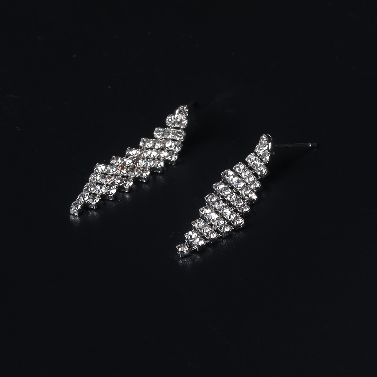 Cross-border Bride water diamond Necklace, Earrings, bracelet and accessory Set, diamond-shaped wedding jewelry Two-piece set ZN007 Application Scenario