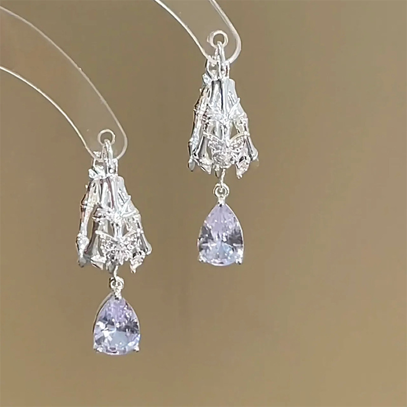 The "Thorn Tears" zircon earrings, the same style as those on Xiaohongshu, are a light luxury, niche, high-end, fashionable and elegant stud accessory for women details Picture