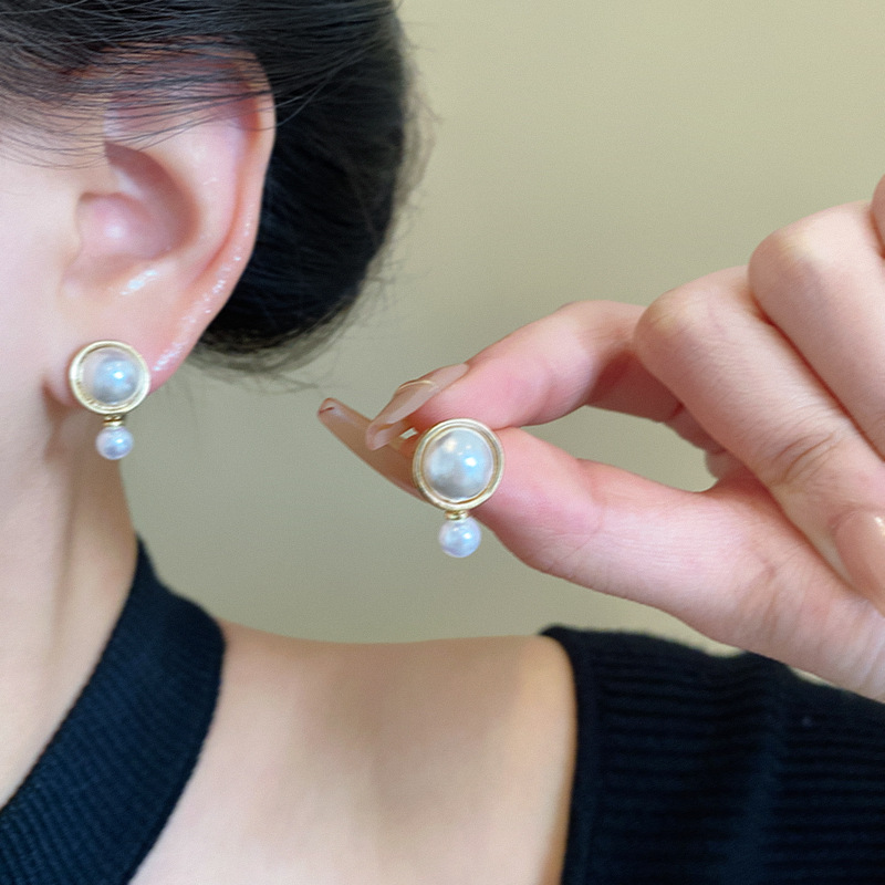 Wholesale of light luxury, niche, simple and elegant pearl stud earrings, women's Hong Kong-style, retro, fashionable and high-end earrings and accessories details Picture