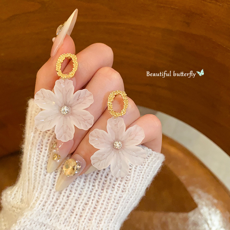 Super fairy-like white flower earrings for women, spring fashion, fresh and delicate floral earrings, versatile and elegant, the same style of earrings as Internet celebrities full figure