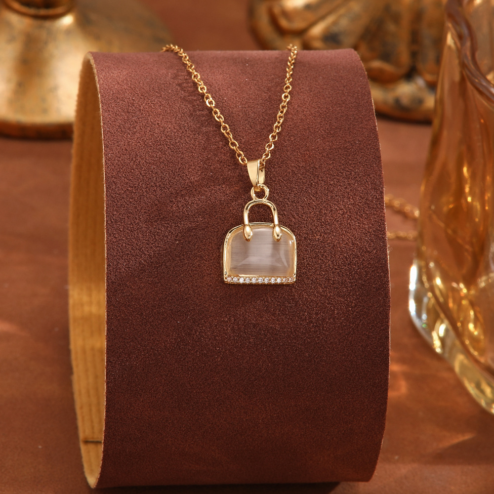 A fashionable titanium steel necklace with a Japanese and Korean style, featuring a unique and high-end look for women that doesn't fade. It's a light luxury and versatile accessory Specification drawing