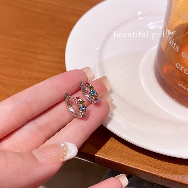 Sweet and cool style, exquisite and small colorful earrings, new high-end and elegant stud earrings for women in 2023, personalized and best-selling earrings full figure