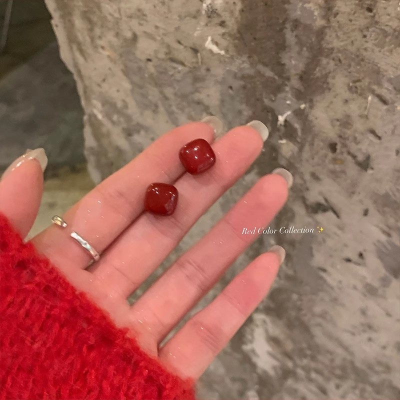 French-style whitening, encore red, elegant geometric square stud earrings, women's high-end, simple earrings, autumn and winter fashionable earrings Specification drawing