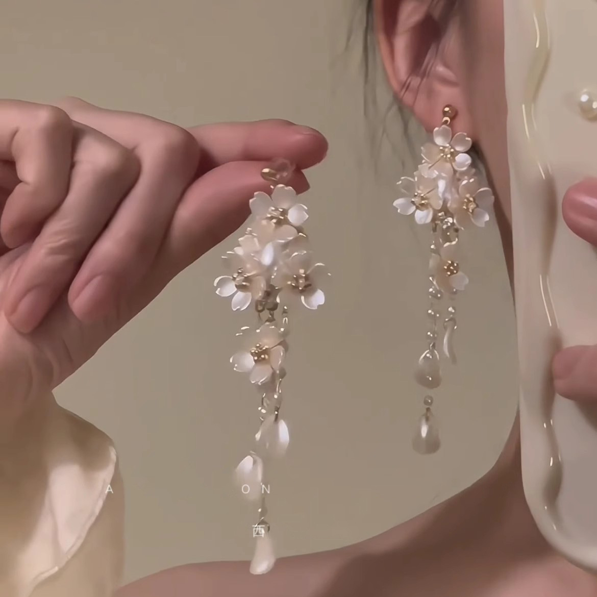 Baroque white flower earrings, 2025 new bestseller, super ethereal pearl earrings, women's French tassel stud earrings, forest style full figure
