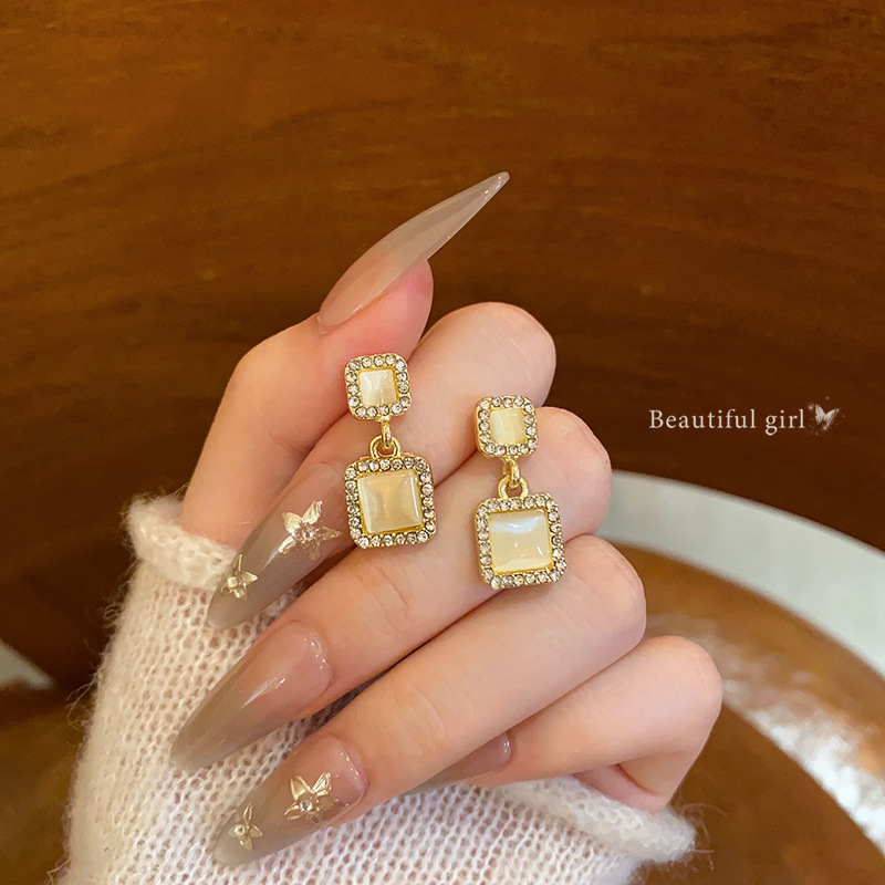 Exquisite diamond-encrusted cat's eye square ear studs for women, light luxury, niche style, versatile, internet-famous earrings, high-end earrings full figure
