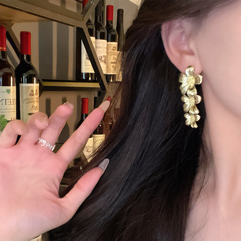 Wholesale of long, luxurious and high-end female metal style earrings with floral geometric tassels and stud earrings from Europe and America Specification drawing