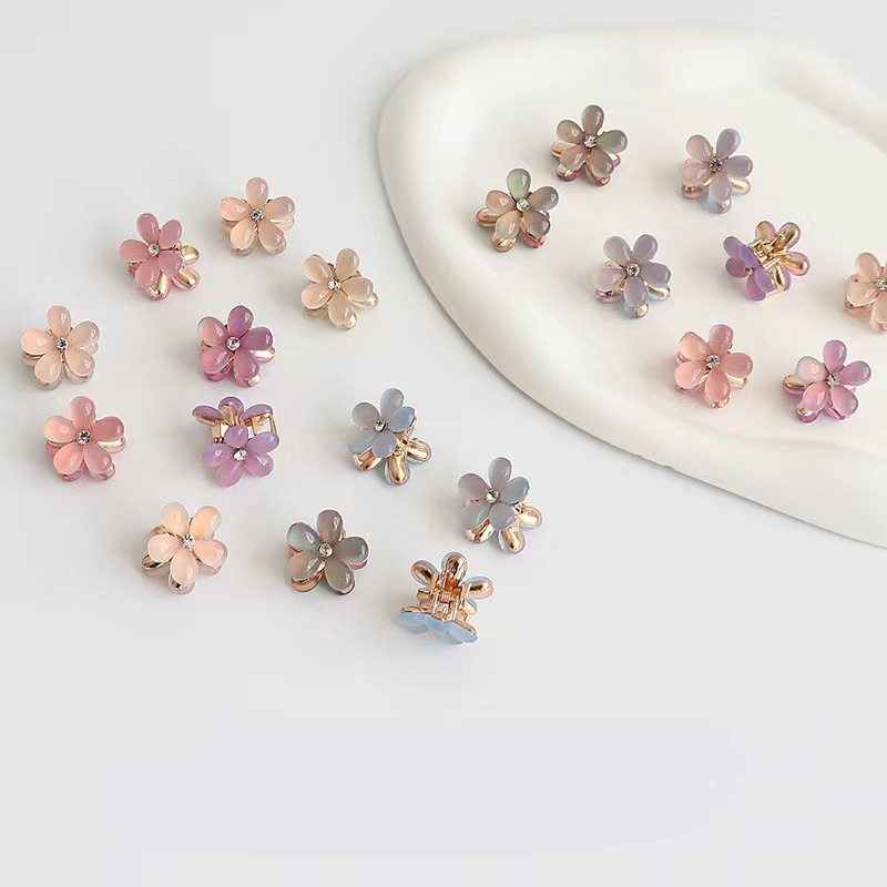 Flower alloy small gripper, five-petal flower hair gripper, women's braided hair, broken hair, bangs gripper, edge gripper, hair accessory, headwear wholesale for women Application Scenario