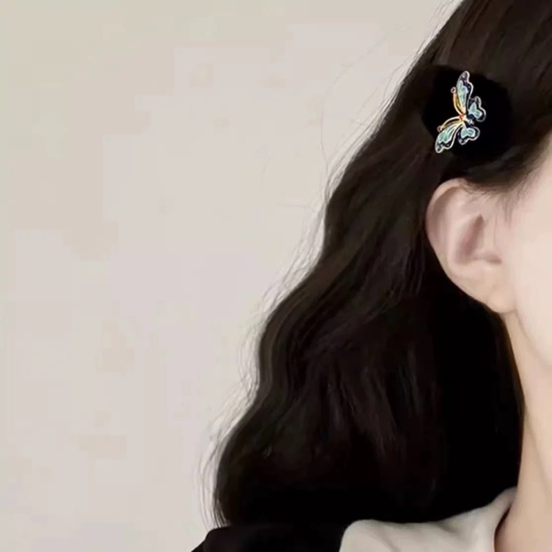 New Chinese-style retro velvet butterfly BB clip, high-end and elegant, side clip of bangs, broken hair clip headwear, women's Chinese-style hair clip Application Scenario