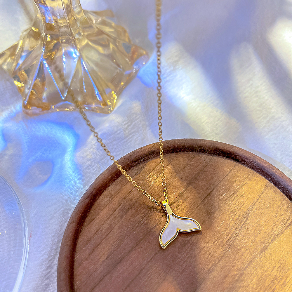A simple Japanese and Korean shell fishtail pendant titanium steel necklace for women, a niche and light luxury collarbone chain, a unique and versatile fashionable accessory Specification drawing