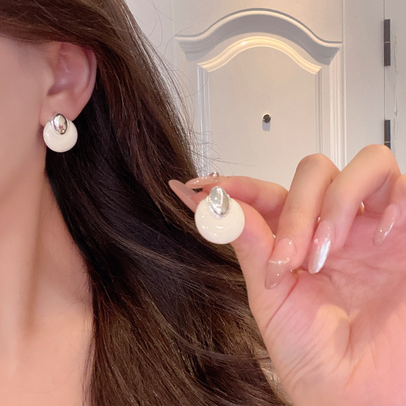 Simple glazed geometric stud earrings, a unique and niche design for women in 2025, exude a sense of high-end fashion Application Scenario