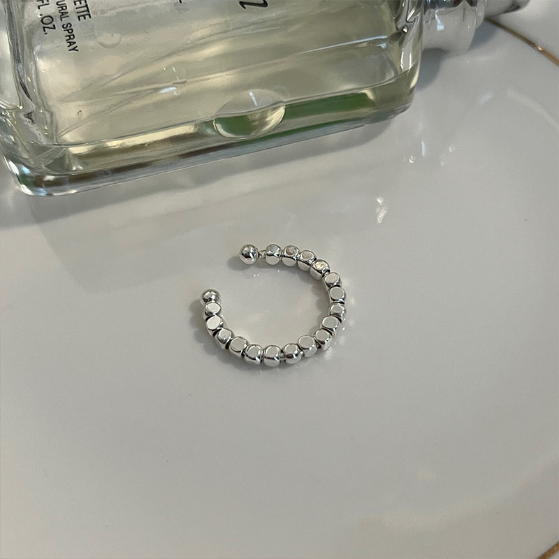 A fashionable plain ring for girls, a niche Instagram style, a cold and unique retro luxury ring for girls, a new style for girls in 2025 details Picture