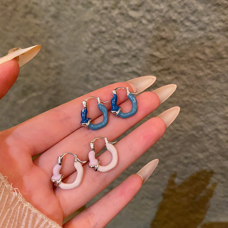 Sweet and cool knot-tied earrings, white and blue contrasting stud earrings, women's fashionable and trendy design earrings, light luxury and high-end ear buckles full figure