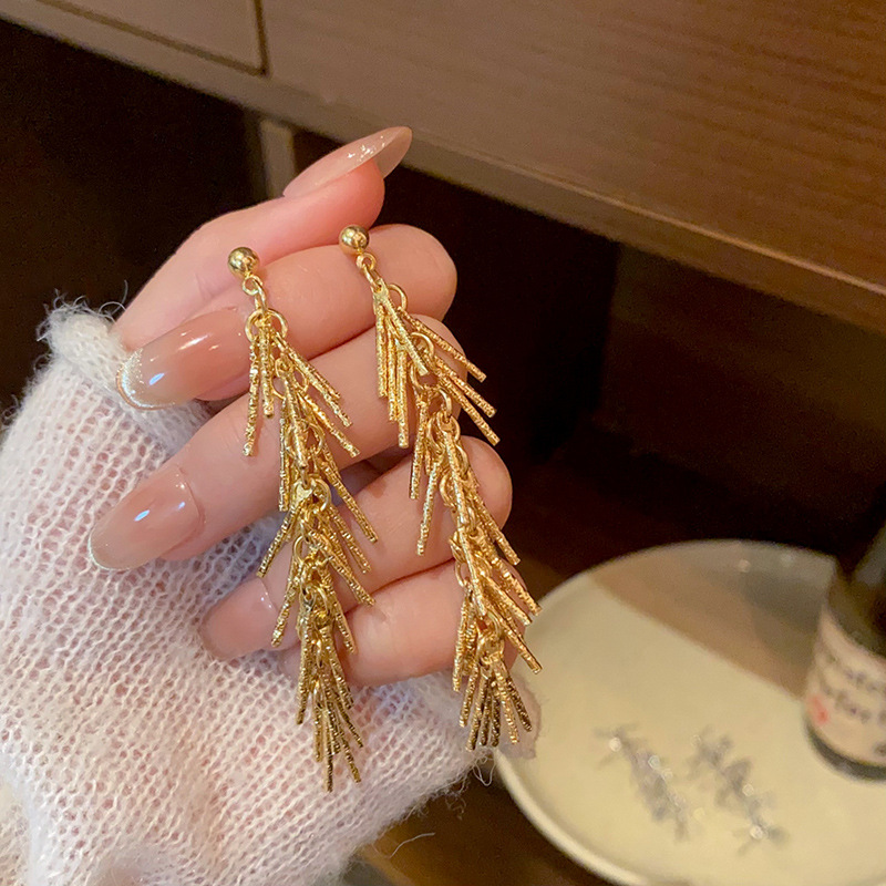 Korean-style wheat ear tassel stud earrings with a feminine and high-end feel, long and elegant earrings for socialites, and personalized internet-famous earrings full figure