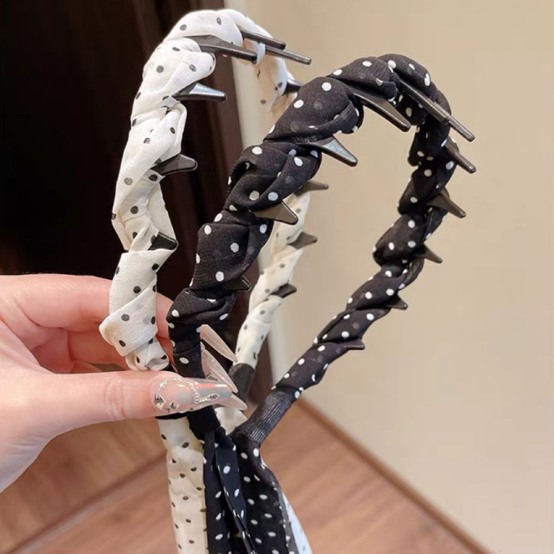 The polka dot ribbon headband is a new fashionable and elegant style for women. It is a silk scarf that can be used to tie hair and is versatile for going out. It is a braided hair accessory and hair accessory Specification drawing