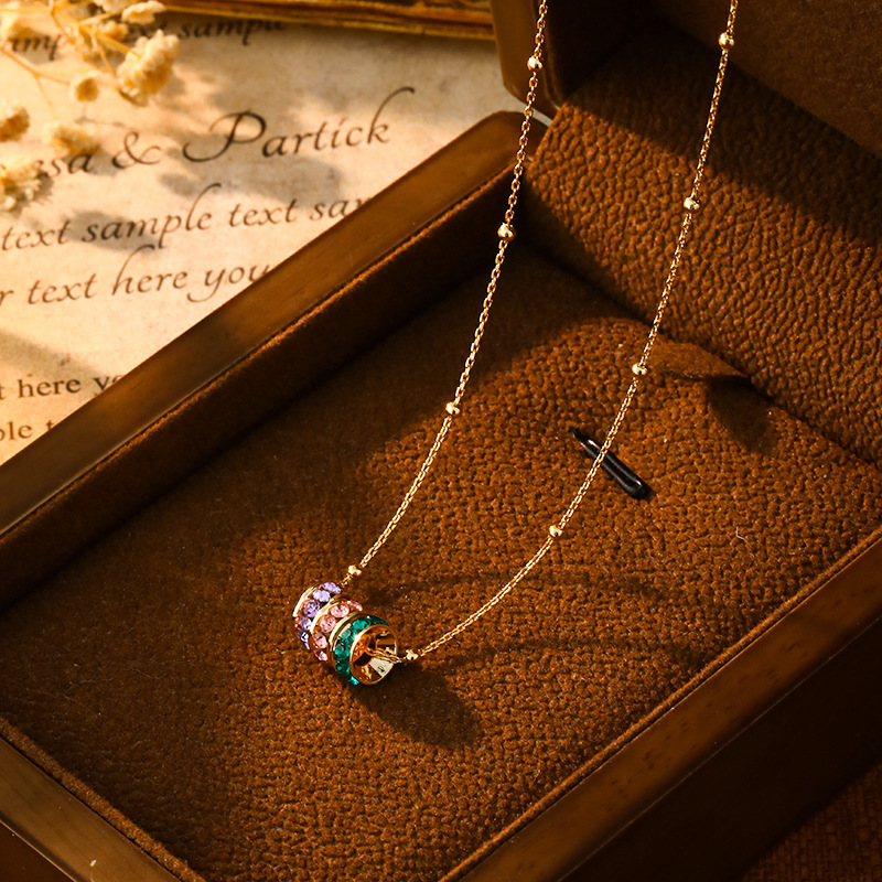 A best-selling colorful ring pendant necklace with a French retro and high-end feel, a fashionable dopamine necklace, and a niche and exquisite accessory Application Scenario