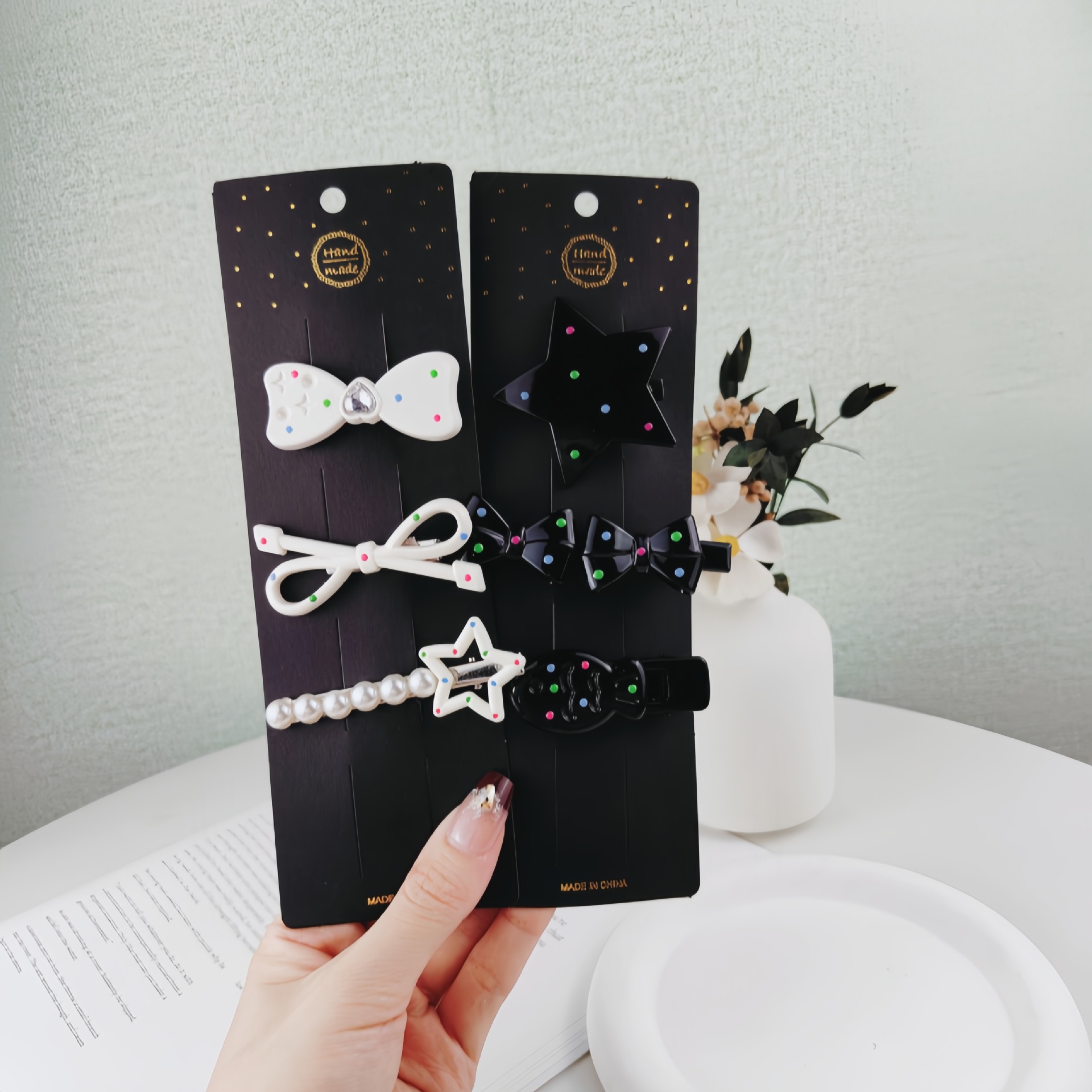 The new Star Children's hairpin is a one-line hairpin accessory for girls' forehead bangs with a metallic feel at the back of the baby's head Application Scenario