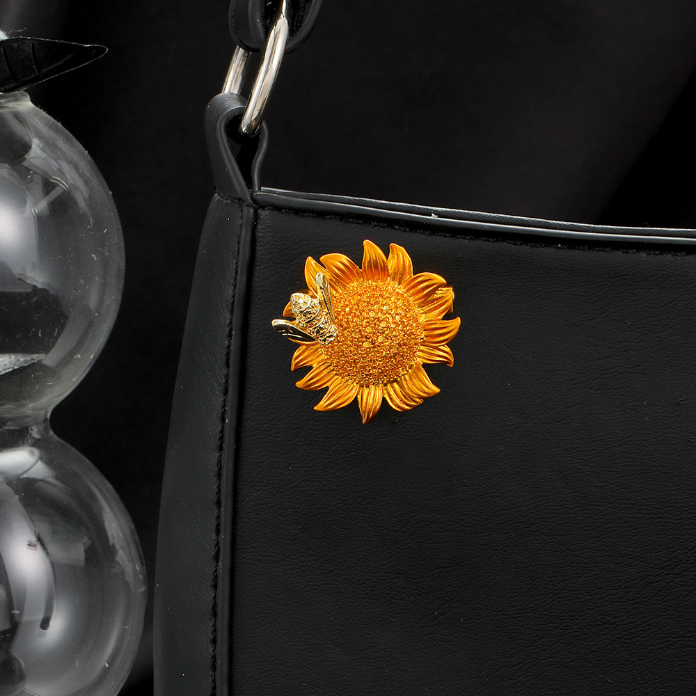 Japanese-style dynamic little bee sunflower suit brooch, light luxury country style, niche style brooch and corsage details Picture