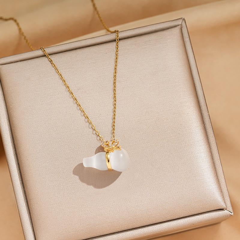 The same exquisite cat's eye stone gourd titanium steel necklace as on Xiaohongshu, a fashionable and versatile women's collarbone chain with zircon jewelry inlaid Application Scenario
