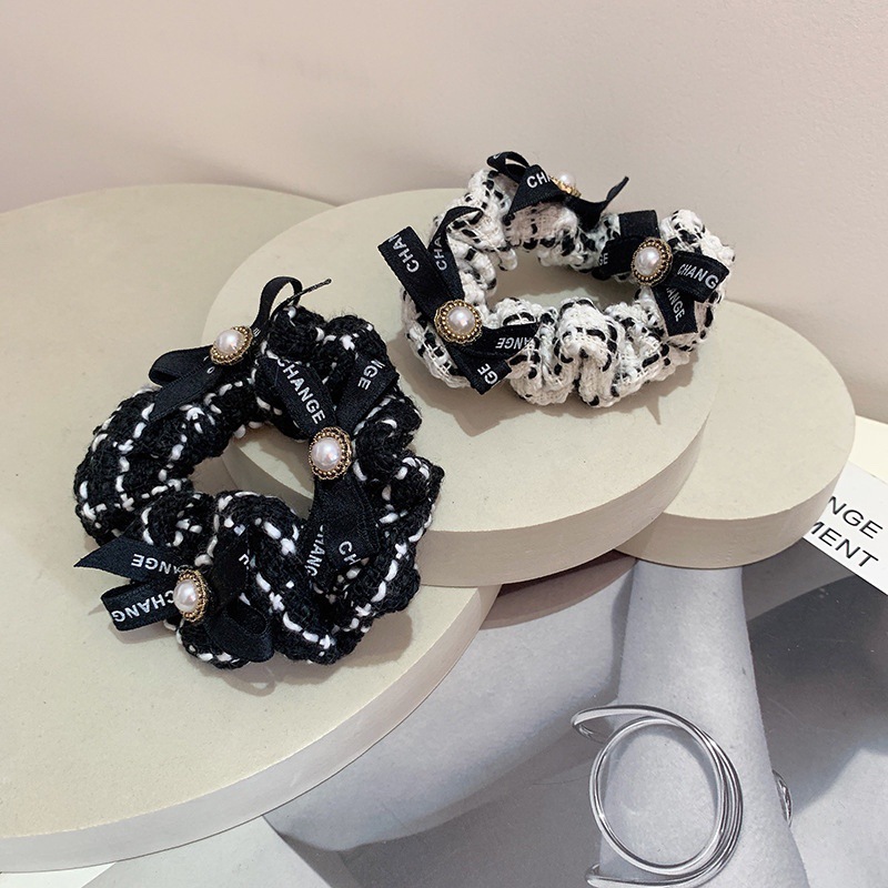 Xiaoxiang's style is a black and white checkered hair tie with a sweet and cute pearl letter ribbon bow hair tie headpiece details Picture