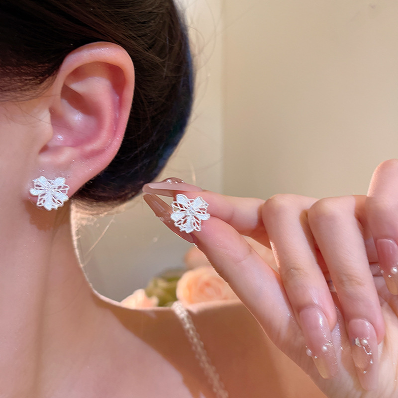 Hollowed-out three-dimensional flower stud earrings for women in the summer of 2025, sweet, fashionable and elegant. Wholesale of the same style of earrings as Internet celebrities details Picture