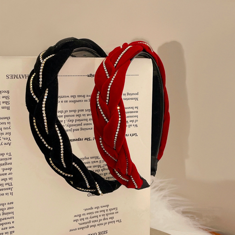 This trendy retro rhinestone velvet braid headband exudes a French high-end vibe. It features a wide-brimmed headband with a high top of the head and small hair accessories that accentuate the face Specification drawing