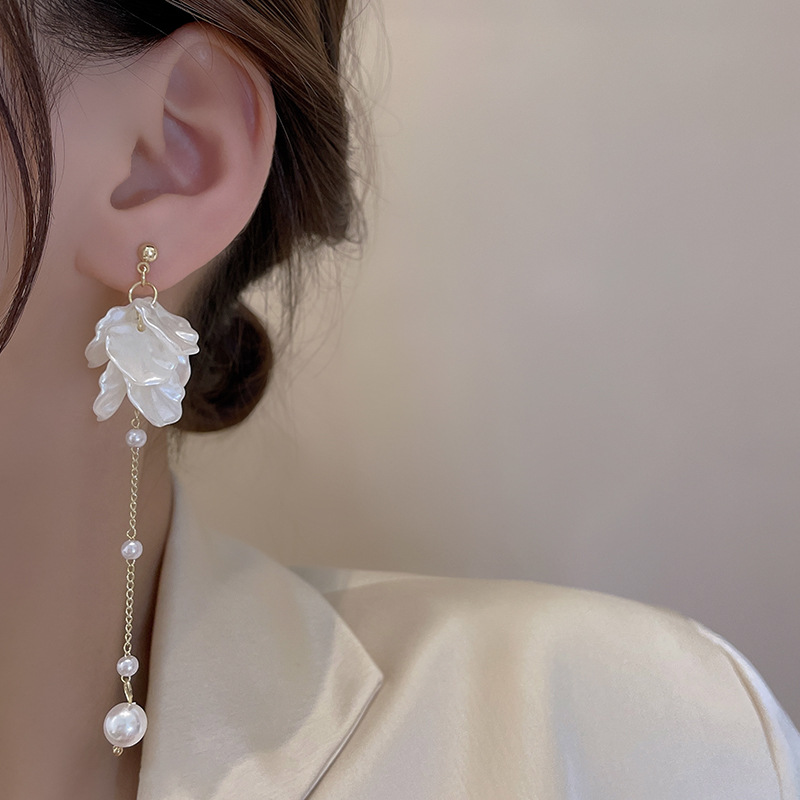 Dongdaemun's shell petal earrings for women exude a sense of light luxury and high-end sophistication. Long and elegant pearl earrings are popular earrings on the Internet Specification drawing