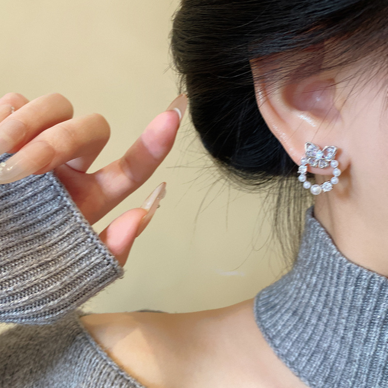 Korean diamond-encrusted butterfly pearl stud earrings for women's autumn and winter, simple and elegant, versatile earrings, sweet girl earrings wholesale Application Scenario